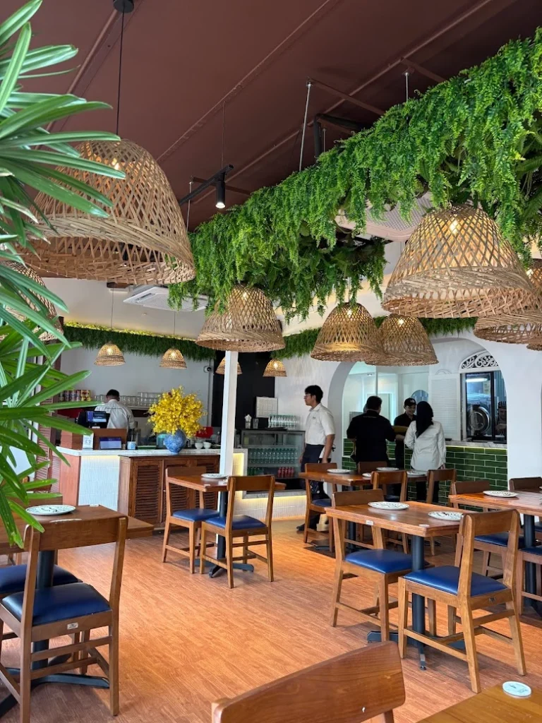 How to select restaurant furniture Teak wood restaurant furniture