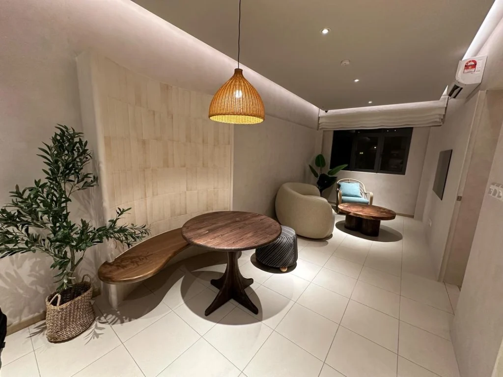 Bespoke-lounge-furniture-set-with-round-wood-table-Urban-Maisons-project